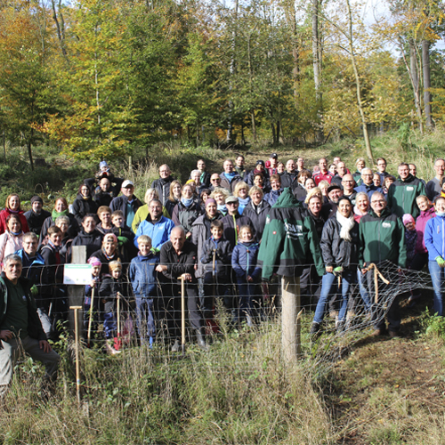 Gruppenbild nach erfolgreicher Pflanzaktion im Hohen Holz bei Oschersleben