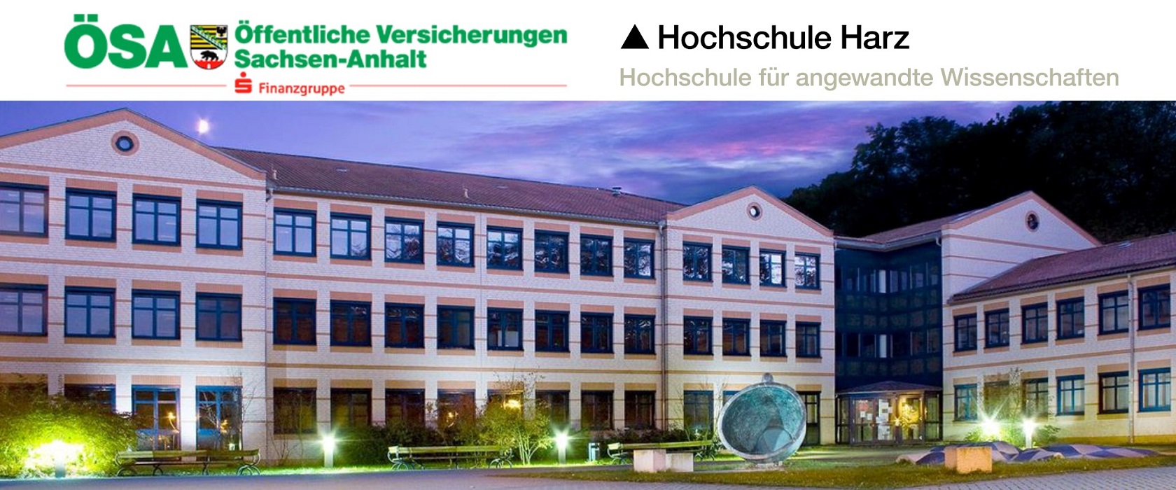 Bühnenbild mit dem Gebäude der Hochschule Harz sowie dem Logo der ÖSA