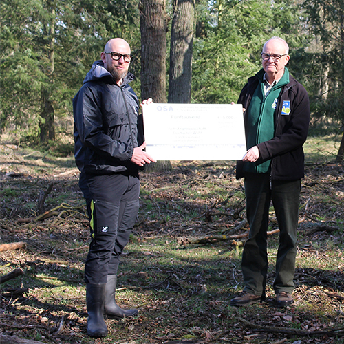Bezirksdirektror Stefan Böttcher überreicht Scheck für Baumpflanzaktion