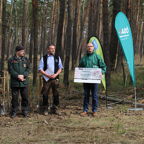 Vertriebschef Andreas Zimmer überreicht Scheck für Baumpflanzaktion