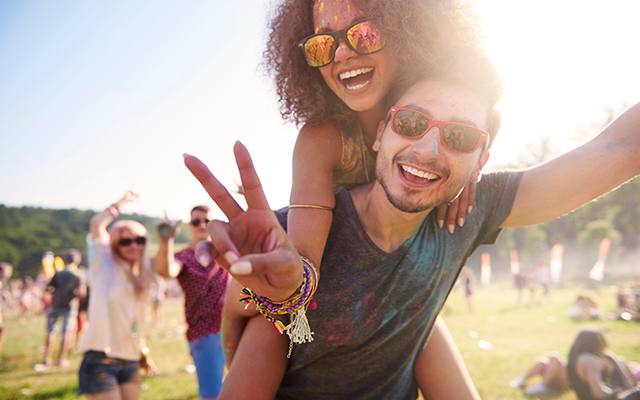 Junge Menschen haben Spaß auf einem Festival