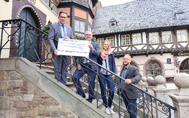 ÖSA überreicht der Stadt Wernigerode einen Scheck für gute Schadenverhütung