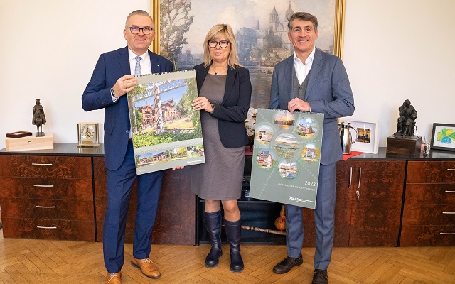Vorstand der ÖSA überreicht an Oberbürgermeisterin Borris einen Kalender für 2023