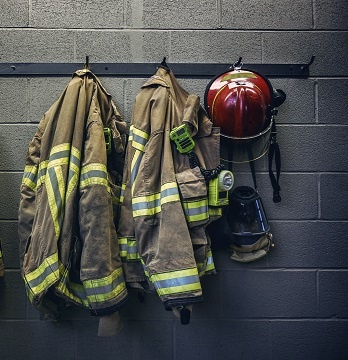 Bild Feuerwehrausrüstung an Gaderobe