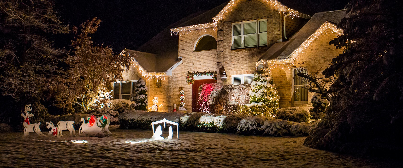 weihnachtliches geschmücktes Haus nach amerikanischem Vorbild bei Nacht