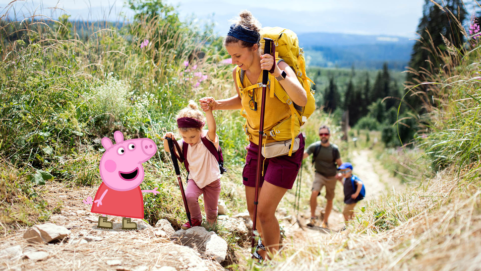 Familie beim Wandern auf einem schmalen Pfad in einer naturnahen Umgebung, mit einem cartoonhaften Schwein neben ihnen.