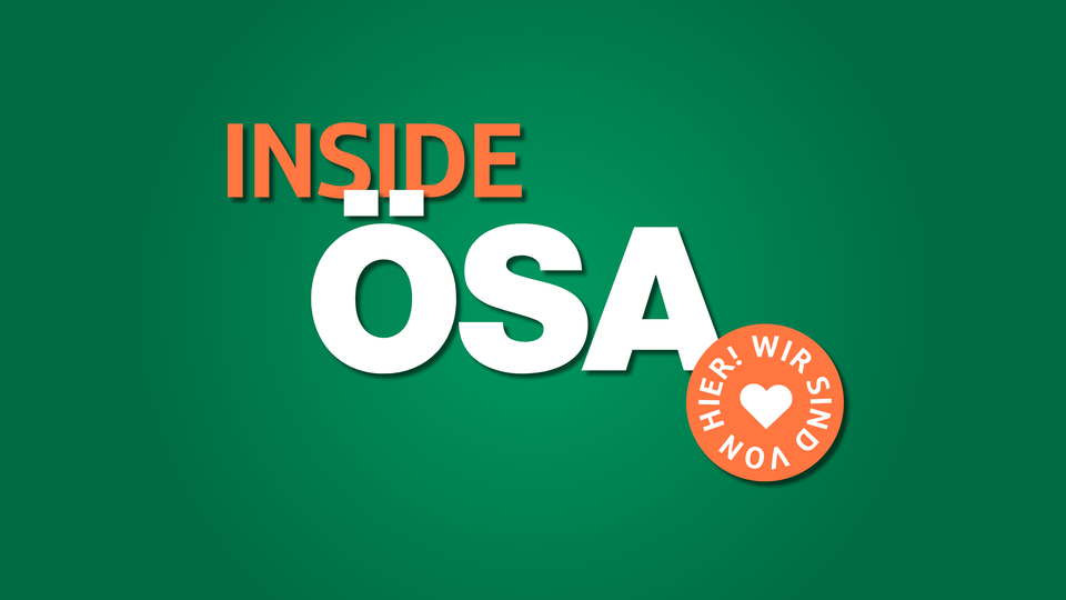 Text auf grünem Hintergrund: "INSIDE ÖSA". Rechts ein runder Button mit "HIER! WIR SIND VON HIER".
