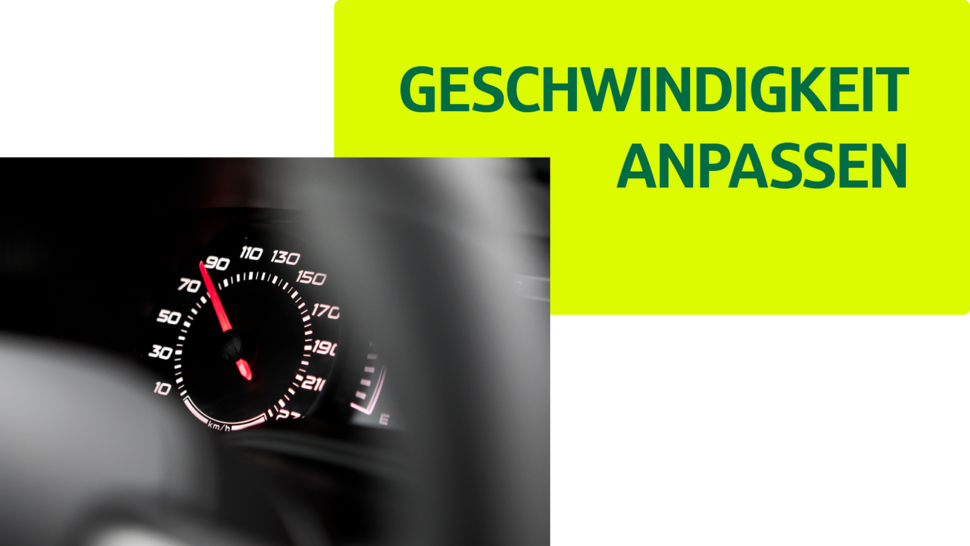 Tachometer mit Nadel bei 70 km/h und der Text „Geschwindigkeit anpassen“ in leuchtendem Gelb.
