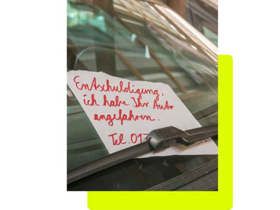 Entschuldigung, ich habe Ihr Auto angefahren. Telefonnummer 017. Zettel liegt auf der Windschutzscheibe.