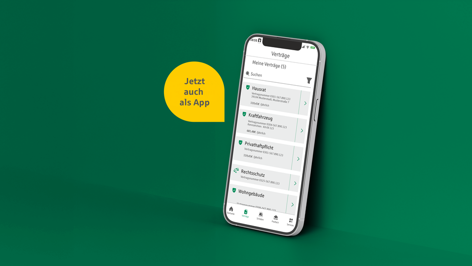 Entspannte Frau sitzt in einem bequemen Sessel und hält ein Tablet mit dem Schriftzug "Osani". Holzfußboden im Hintergrund.