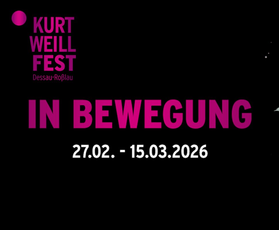 Logo des Kurt Weill Fest: "In Bewegung" mit Terminen 27.02. - 15.03.2026, ergänzt durch eine stilisierte, tanzende Figur.