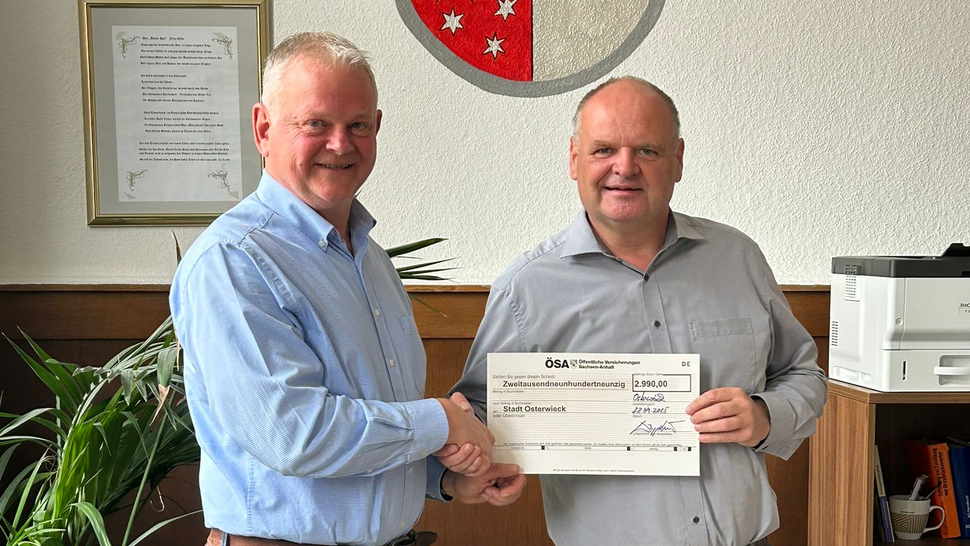 ÖSA Vertreter Ralf Döppelheuer überreicht dem Bürgermeister Dirk Heinemann von der Stadt Osterwiek einen Scheck.