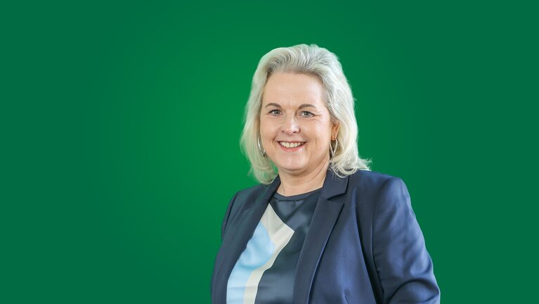 Porträt ÖSA Geschäftsstellenleiterin Janet Woziwodzki